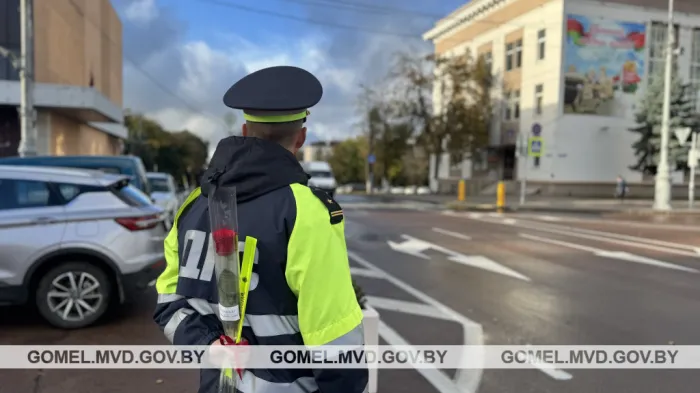 В Гомеле сотрудники ГАИ провели акцию «С добрым утром, мамы!»