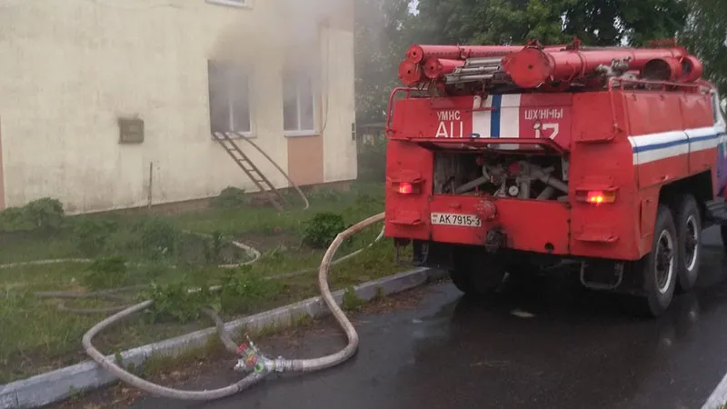 В Рогачевском районе на пожаре спасли хозяина квартиры, еще пять человек эвакуировали с верхних этажей