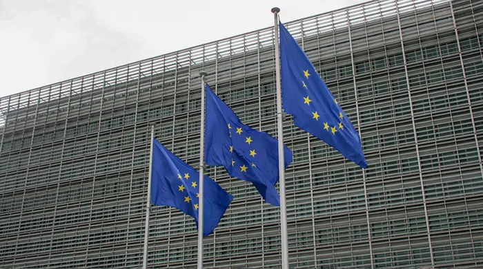 Еврокомиссия предложила жителям стран ЕС меньше ездить и летать для "добровольной экономии энергоресурсов"