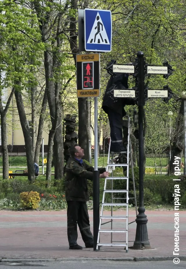 По улице Советской продолжается установка указателей улиц и общественных зданий