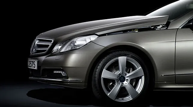 Mercedes получил патент на подушки безопасности для пешеходов 