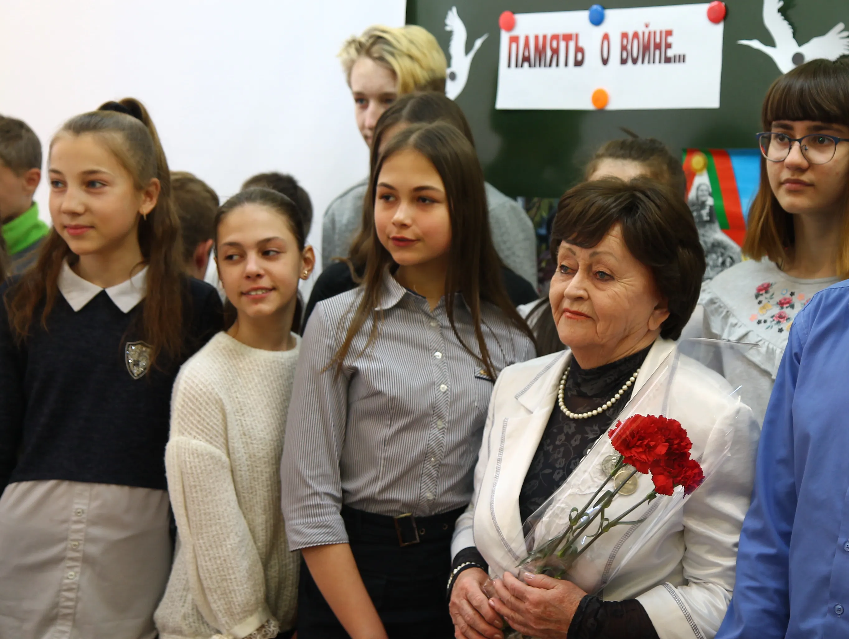 Узница концлагеря Озаричи Алла Осипова рассказала учащимся средней школы № 24 Гомеля о пережитых тяготах