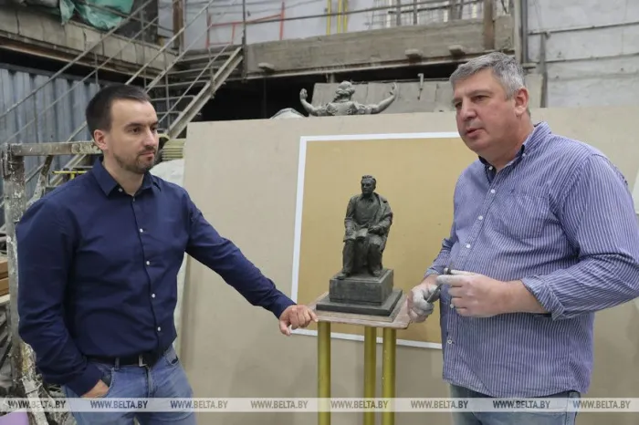 ФОТОФАКТ: В мастерской скульптуры начались работы по созданию памятника Ивану Шамякину