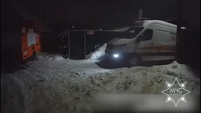 Спасатели Гомельщины помогли отбуксировать два автомобиля скорой помощи, застрявших в снегу