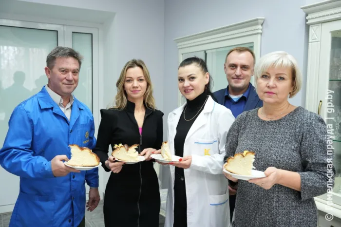 «Бацькава булка»: работники производственного объединения «Кристалл» попробовали каравай, которым угостил их Президент