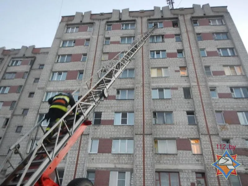 Речицкие спасатели развернули лестницу, чтобы попасть в квартиру, где по подоконнику ползал ребенок