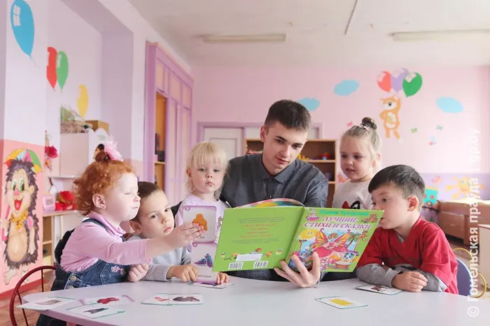 В Наровле работает необычный воспитатель. Молодой специалист Денис Максименко заботится о 17 малышах