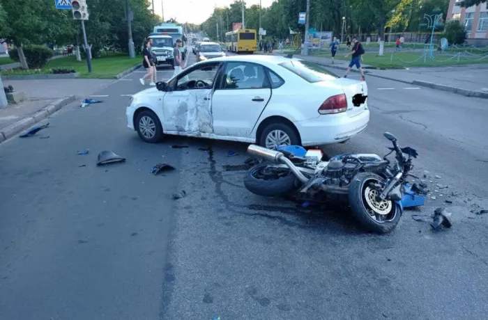 В Гомеле иномарка при развороте столкнулась с мотоциклом