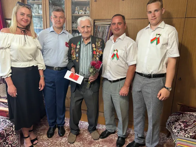 Героям прошлого и будущего: ветерана Великой Отечественной войны с Днем Независимости поздравили гомельские коммунисты
