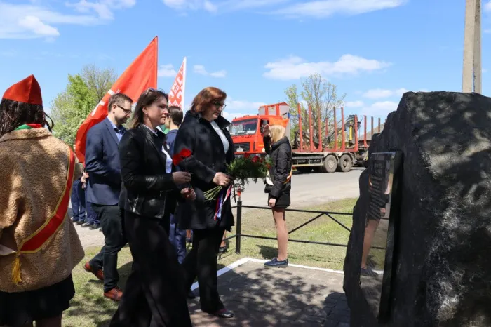 Временный Поверенный в делах Словацкой Республики в Республике Беларусь Катарина Жакова приняла участие в Минуте Памяти у памятного знака Герою Советского Союза Яну Налепке в Ельске