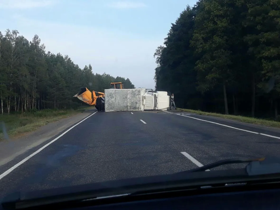 Под Светлогорском перевернулся груженый молоковоз