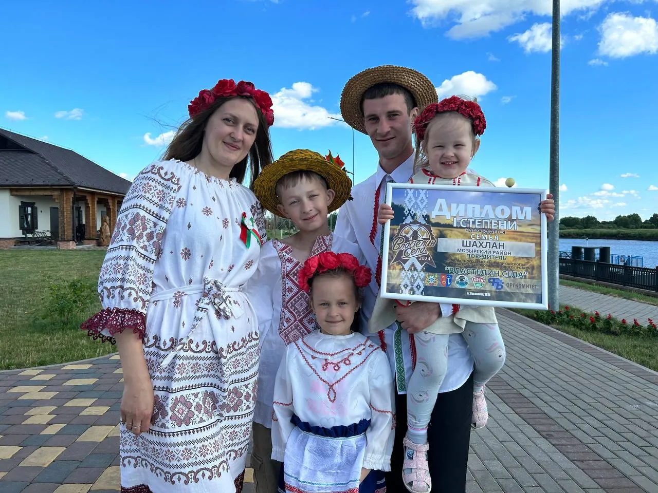Колка дров на скорость и блины в полевых условиях: областной этап семейного сельскохозяйственного проекта «Властелин села» прошел в агорогодке Лясковичи Петриковского района