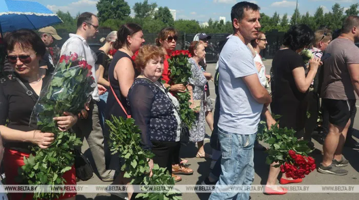 ФОТОФАКТ: Тысячи поклонников с букетами белых роз пришли проститься с Юрием Шатуновым