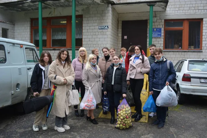 Волонтеры Гомельского медколледжа поздравили ветеранов в Старо-Дятловичской больнице сестринского ухода