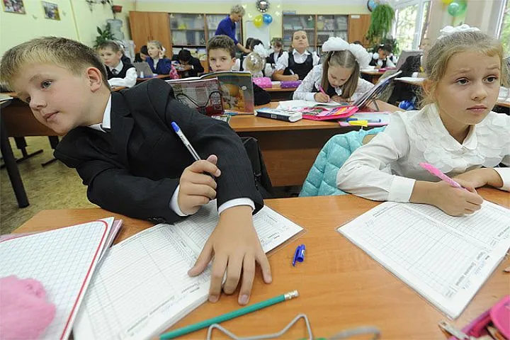 Рассажены не по росту, нет горячей воды и света: госсаннадзор внепланово проверил школы