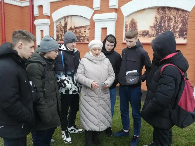 Учащиеся Добрушского политехнического колледжа узнали о трудовых династиях выпускников и пополнили этими сведениями музей учреждения