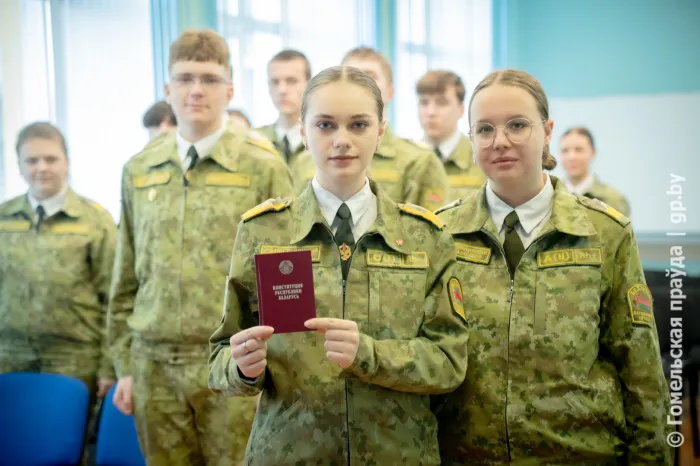 В гомельской школе № 3 имени Д. Н. Пенязькова урок, посвященный Дню Конституции Республики Беларусь, прошел в формате диалоговой площадки