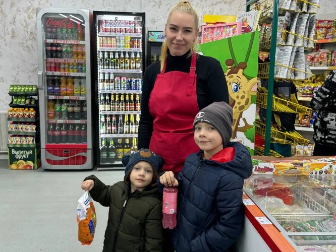 Настоящим подарком к празднику – Дню Октябрьской революции – для жителей деревни Движки Ельского района стало открытие нового магазина 