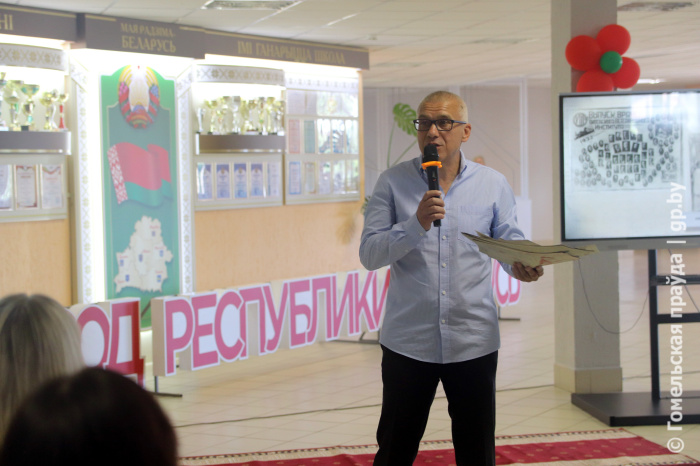 В СШ № 72 Гомеля работает выставка “Беларусь единая”