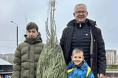 Житель Литвы Мариус Плитнинкас каждый год покупает на Рождество самую некрасивую елку, чтобы дереву не было грустно