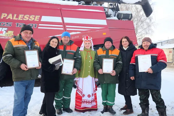 Председатель Буда-Кошелевского райисполкома Анатолий Гапоник вручил награды героям Жатвы-2022 прямо в поле