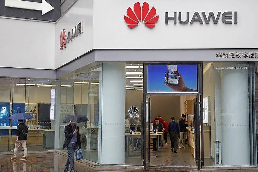 Huawei может установить российскую операционную систему на свои смартфоны