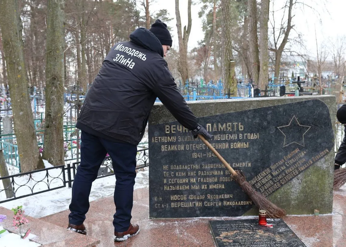 Добрые дела активистов: молодежь Гомельщины наводит порядок у монументов и памятников