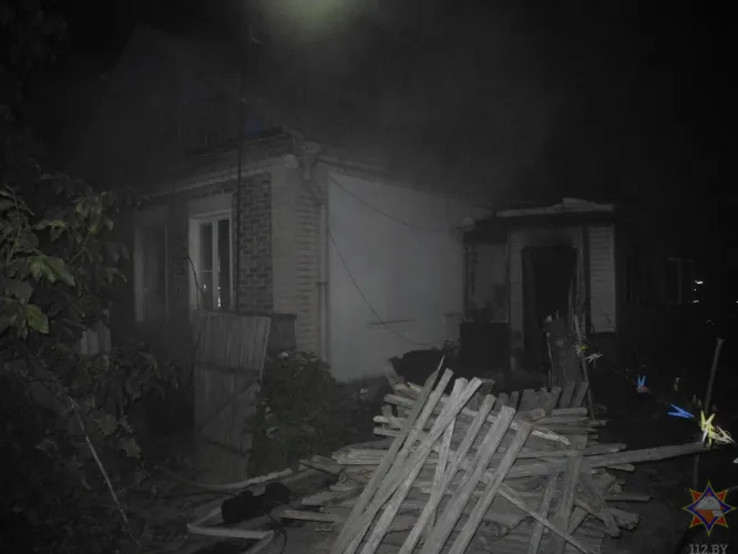 Под Гомелем сотрудники МЧС при пожаре спасли пенсионерку, она в реанимации