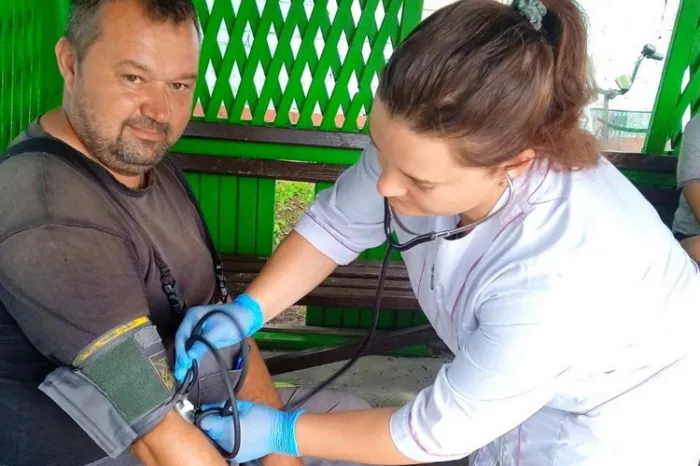 Фельдшер Стодоличского ФАПа Лельчицкого района Елена Швед во время уборочной кампании проводит медосмотры аграриев на хоздворе и в поле