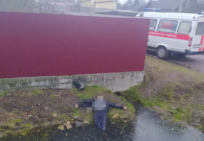 В Гомеле мужчина упал в канаву и погиб