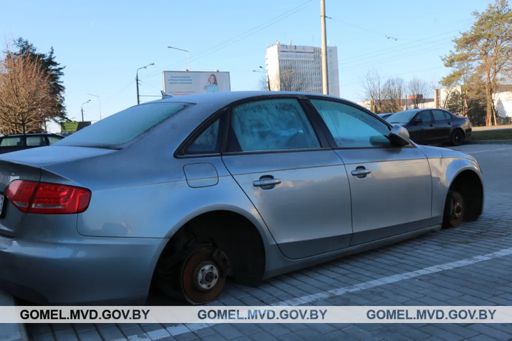 В Гомеле с АУДИ сняли четыре колеса