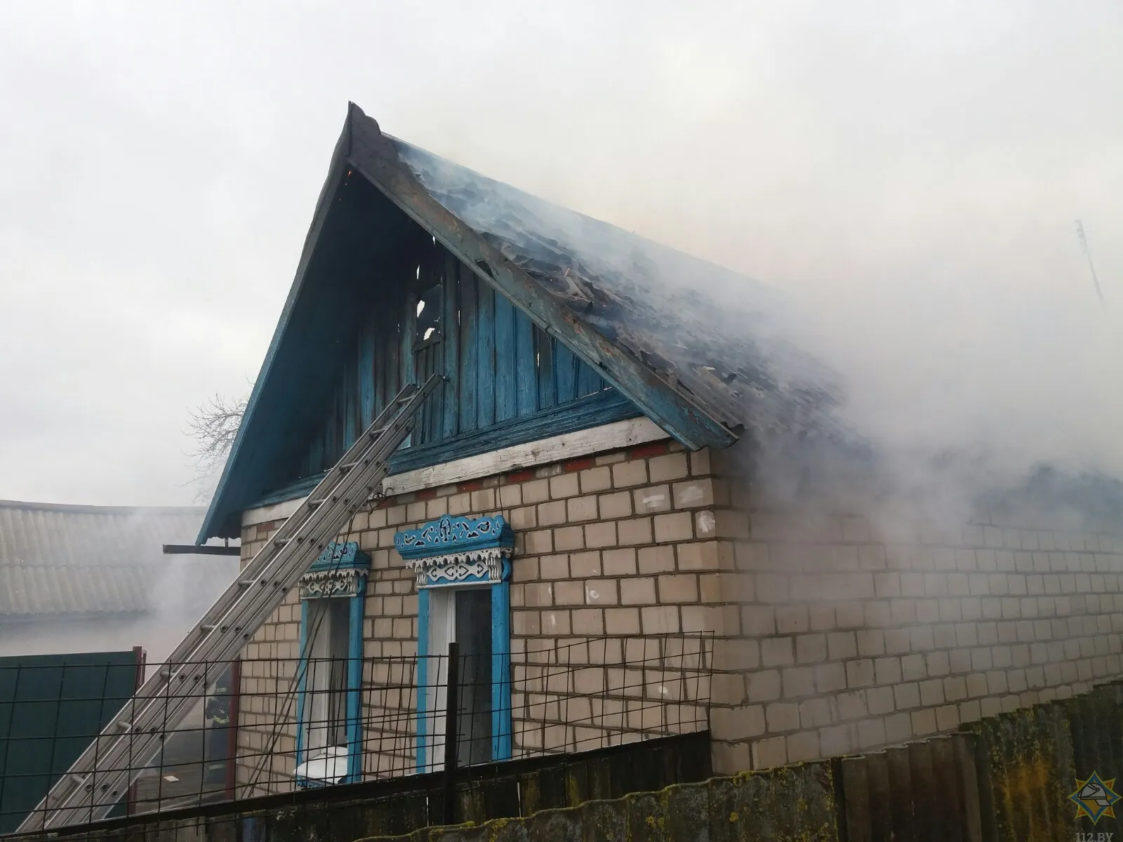 В Добрушском районе пожарный и случайный прохожий спасли пенсионерку из горящего дома