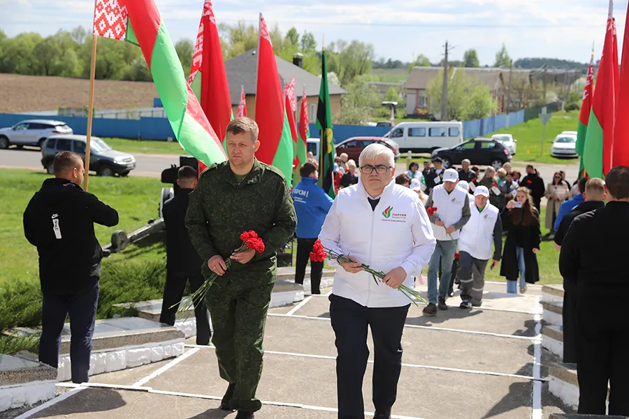 Символ мира, жизни и благодарности. В Уваровичах заложили яблоневый сад в память о Великой Победе