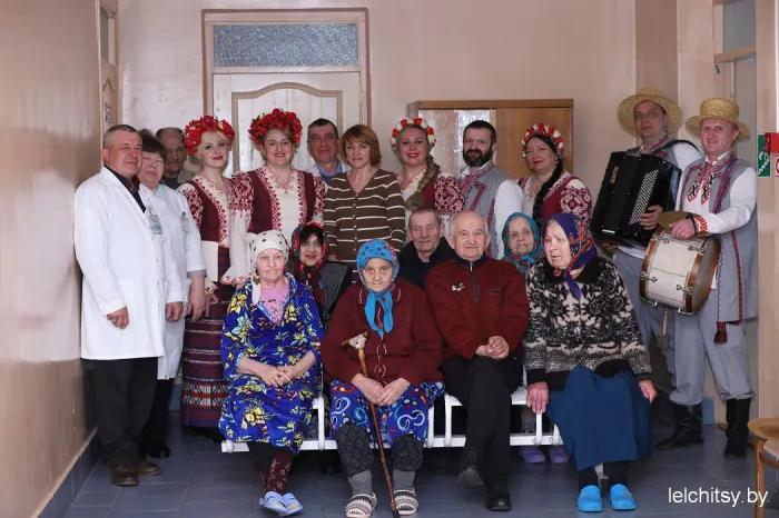 В Лельчицком районе подопечных Симоничской больницы сестринского ухода поздравили с 8 Марта