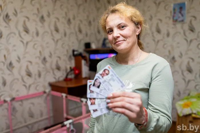Cемья украинцев накануне Дня народного единства получила белорусские паспорта