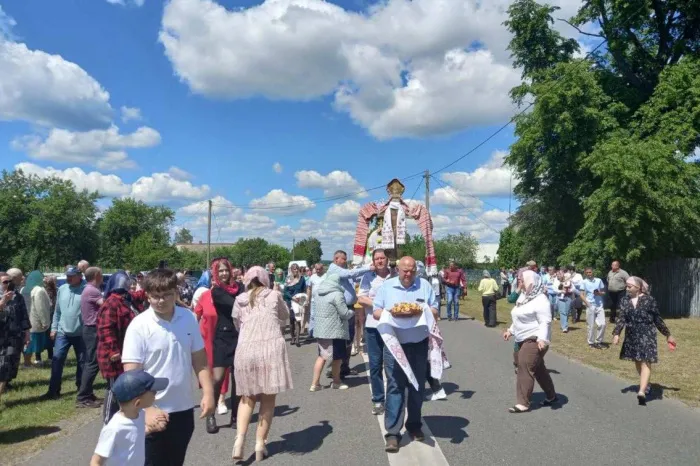 В деревне Новинки Калинковичского района провели уникальный и глубоко почитаемый местными жителями обряд «Перенос свечи»