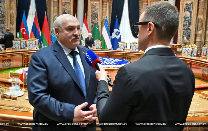 Александр Лукашенко пообщался с российскими журналистами на полях саммита СНГ в Таджикистане