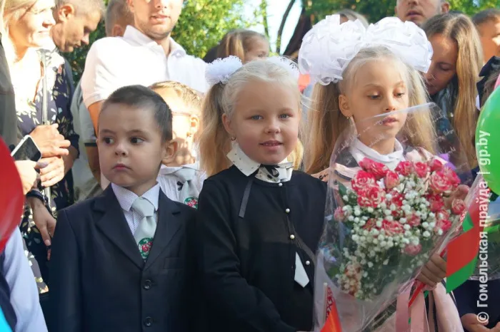 Красивые, веселые и уже такие взрослые: в детском саду — начальной школе №63 Гомеля торжественно начался новый учебный год