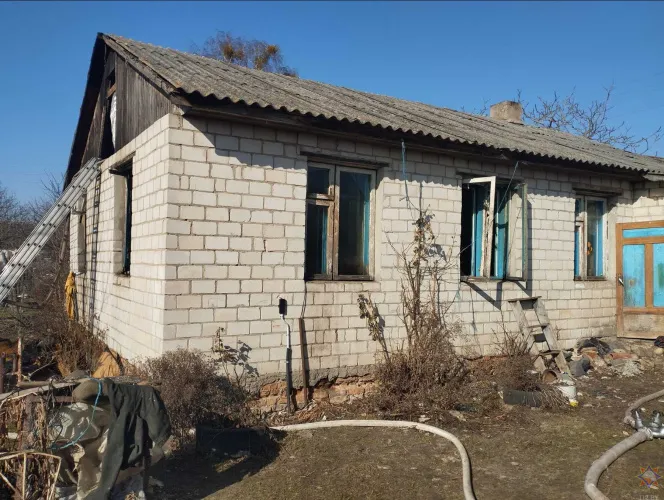 На пожаре жилого дома в Житковичском районе работники МЧС спасли хозяина