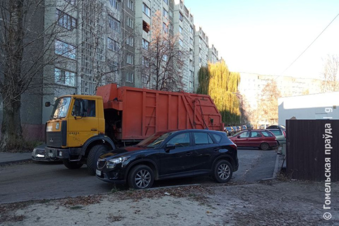 Водители крупногабаритной спецтехники в городских дворах напоминают каскадеров