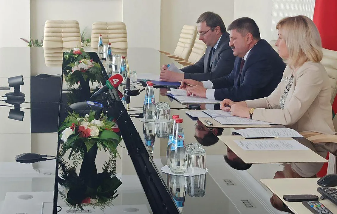 В облисполкоме в формате видеоконференции прошло заседание рабочей группы по развитию сотрудничества Беларуси с Кировской областью России