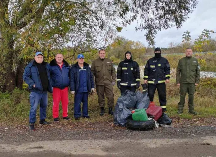 Чистый берег: в Рогачевском районе от мусора очистили территорию у озера Комарино