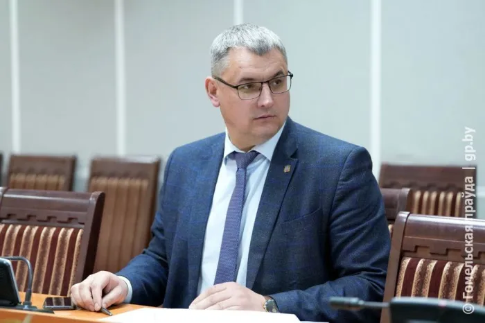 Почему на остановке «Прудковский рынок» по улице Огоренко в Гомеле убрали скамейки и можно ли найти управу на курильщиков в подъезде