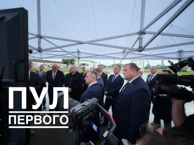 Президент Беларуси оценил молочно-товарный комплекс хозяйства "Агро-Лясковичи" Петриковского района