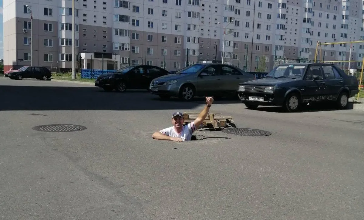 В Гомеле по улице Жемчужной образовалась яма в человеческий рост