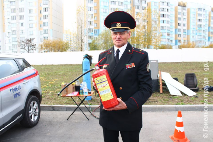 Огненный эксперимент: гомельские спасатели наглядно показали, из-за чего возникают пожары в гаражах