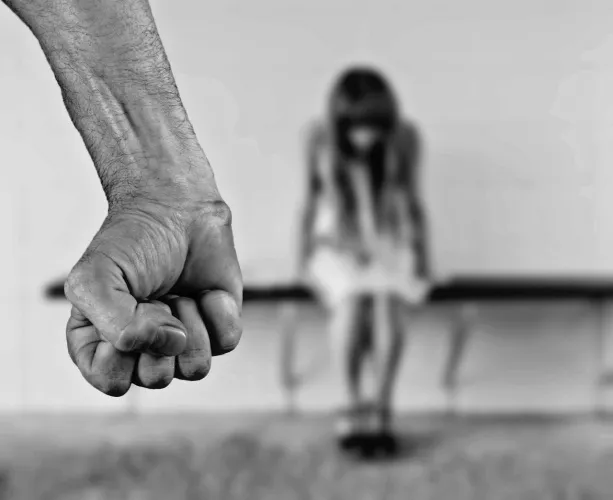 В Речице мужчина при дочери стал душить жену