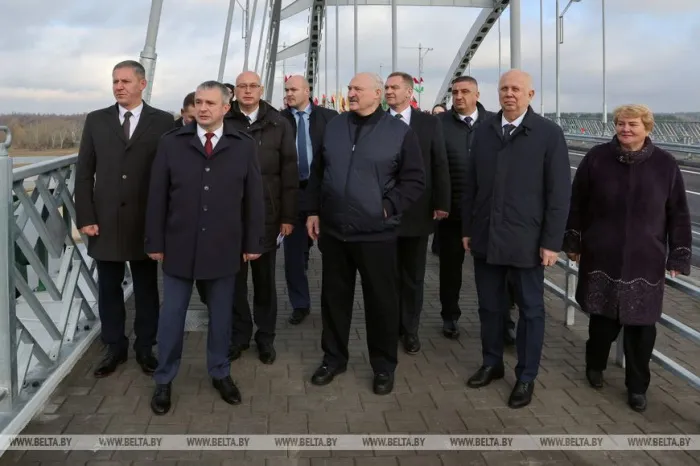 Лукашенко на примере строительства моста объяснил, почему не надо гнаться за "Гуччи" и "Версаче"