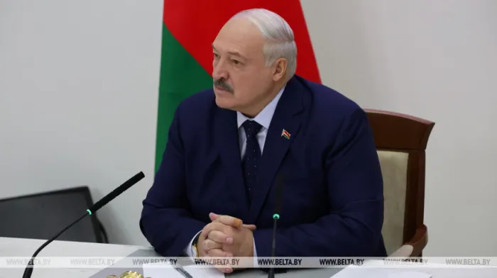 "Семки, чтобы не нападали проблемки". Лукашенко подарили саночки "прысмакаў"