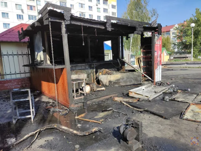 Работники МЧС ликвидировали пожар в торговом павильоне в Мозыре